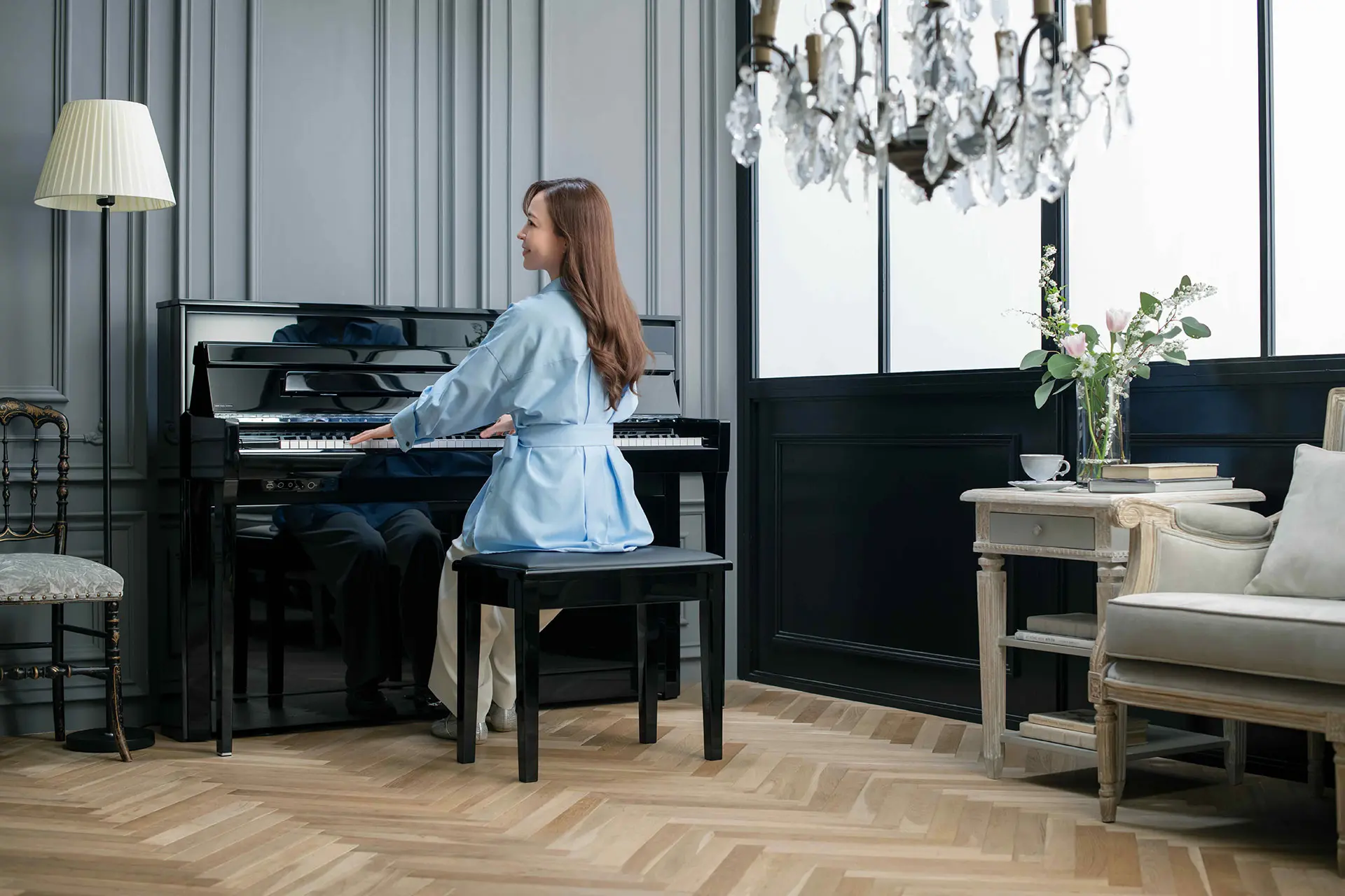 Frau spielt an einem schwarzen Kawai NOVUS Hybridpiano