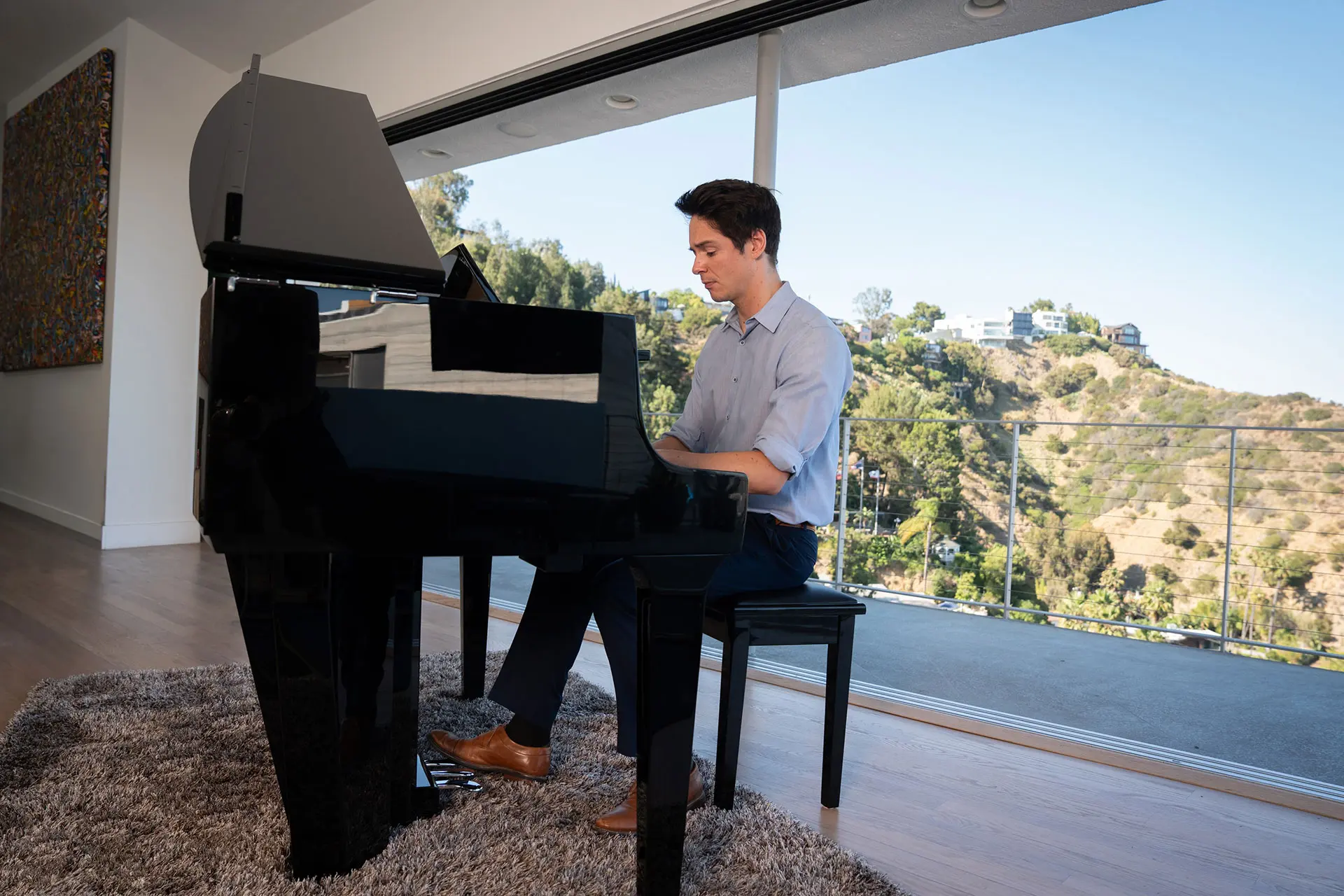 Person spielt an einem Kawai NOVUS Hybridpiano in modernem Wohnraum