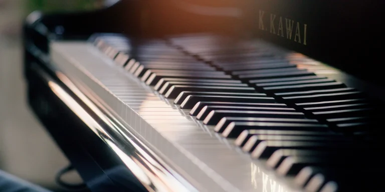 Nahaufnahme der Tastatur eines Kawai Flügels